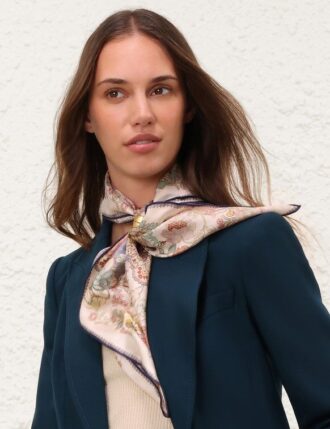 Hedvábný šátek 70 s modrým květinovým potiskem online